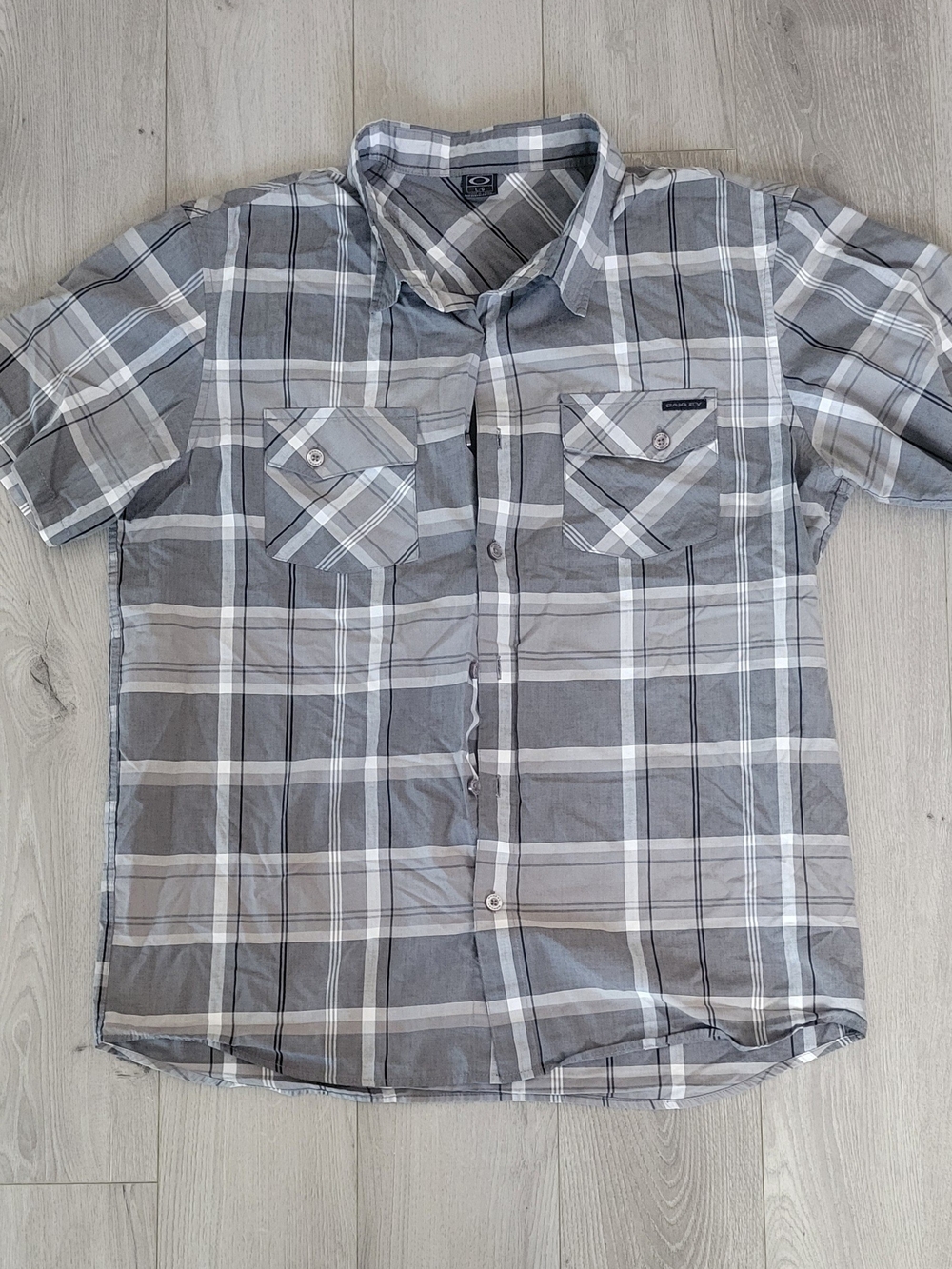 Oakley Gray & White Plaid Short-Sleeve Button-Down Shirt
